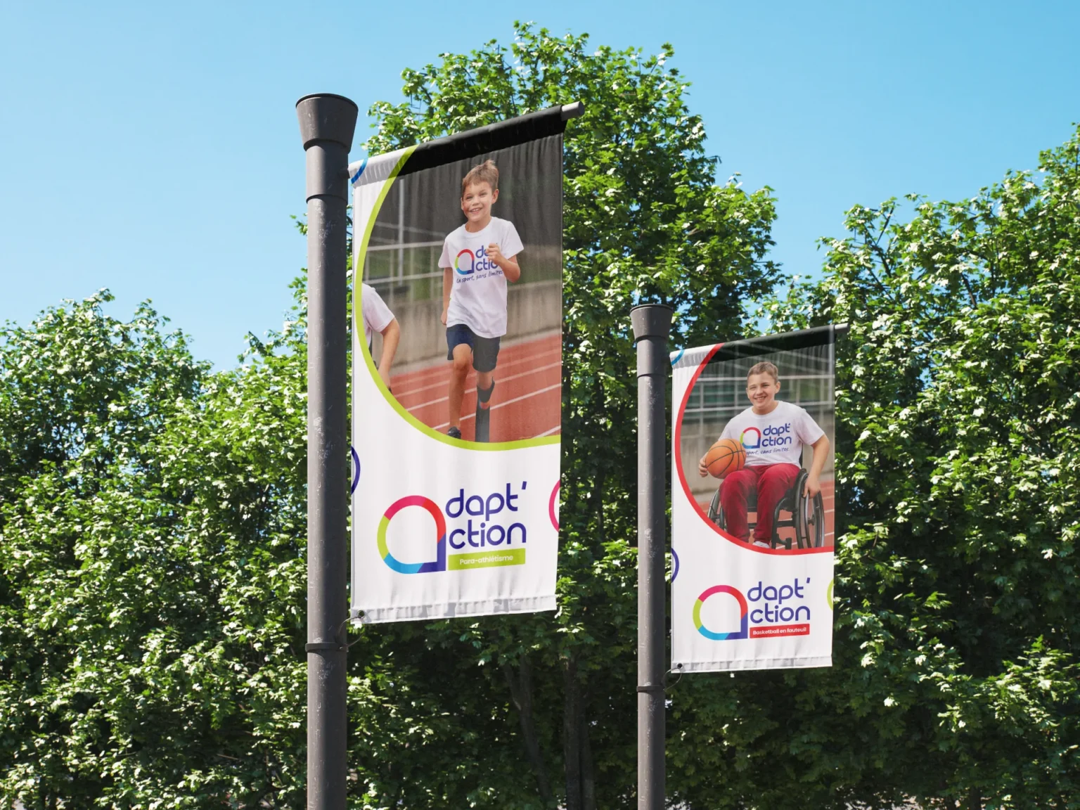 Deux bannières Adapt'action montrant des enfants en situation de handicap pratiquant le sport : un garçon avec une prothèse de jambe courant sur une piste d’athlétisme, et un autre en fauteuil roulant tenant un ballon de basketball.