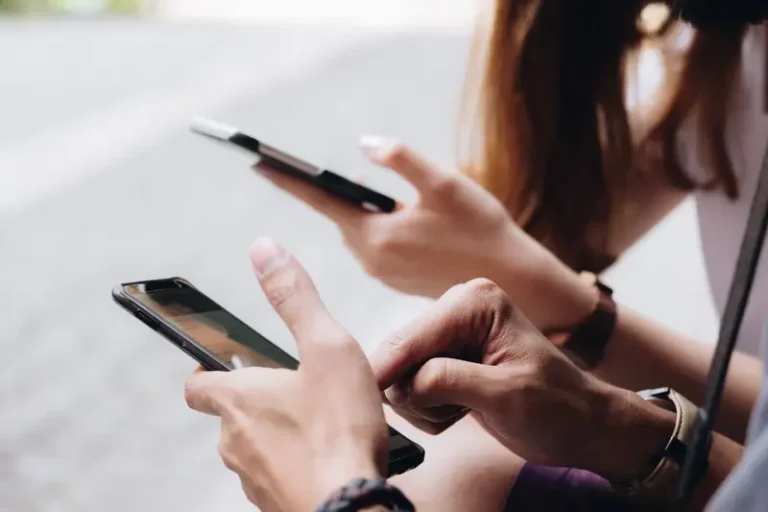 Deux personnes en train de consulter leur smartphone